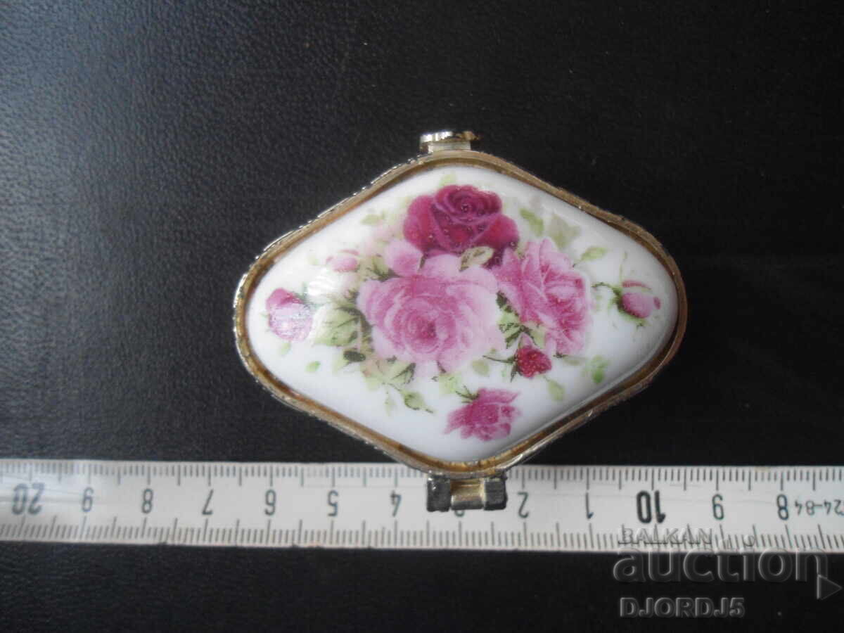 Old porcelain box - 7 Old porcelain box - 7