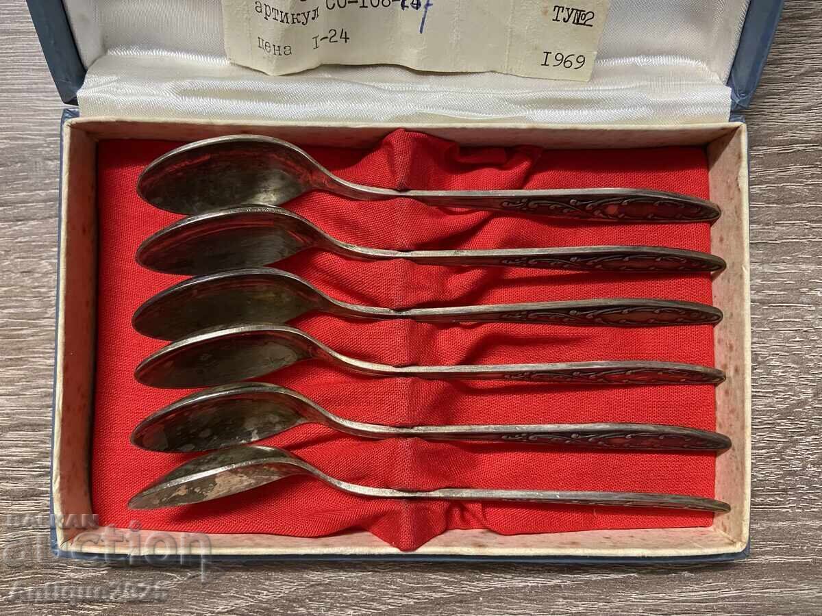 Auction  Set of teaspoons in a box (6 pieces)