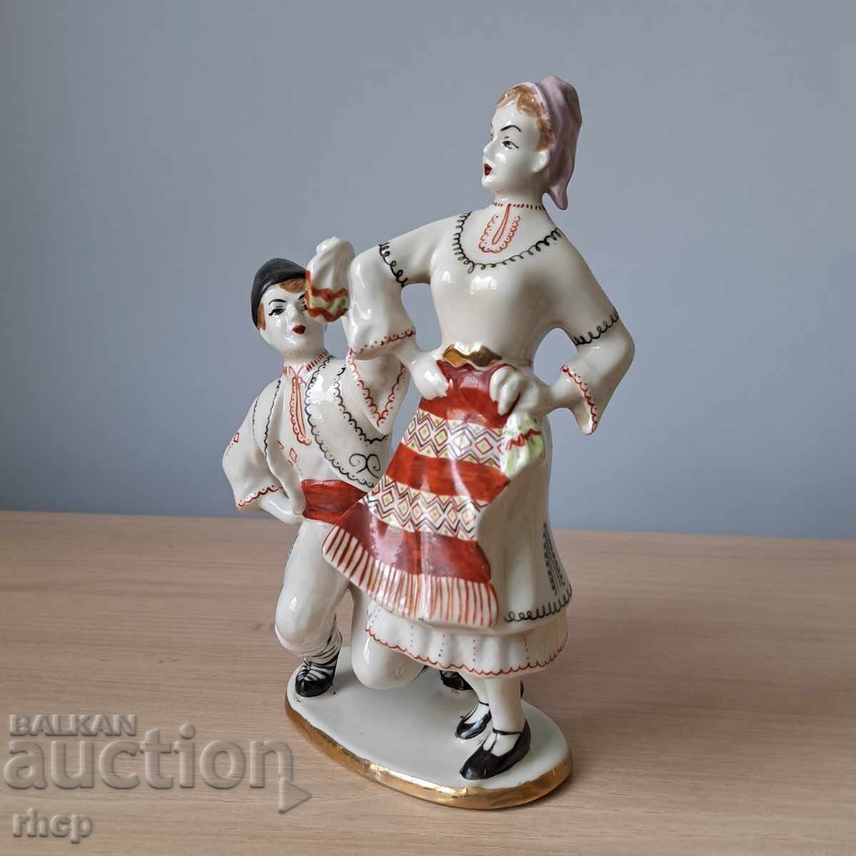 Figurină de porțelan veche bulgărească, statuetă tineri cu costume populare cu preț 270.00 BGN | € 138.05 Figurină de porțelan veche bulgărească, statuetă tineri cu costume populare cu preț 270.00 BGN | € 138.05