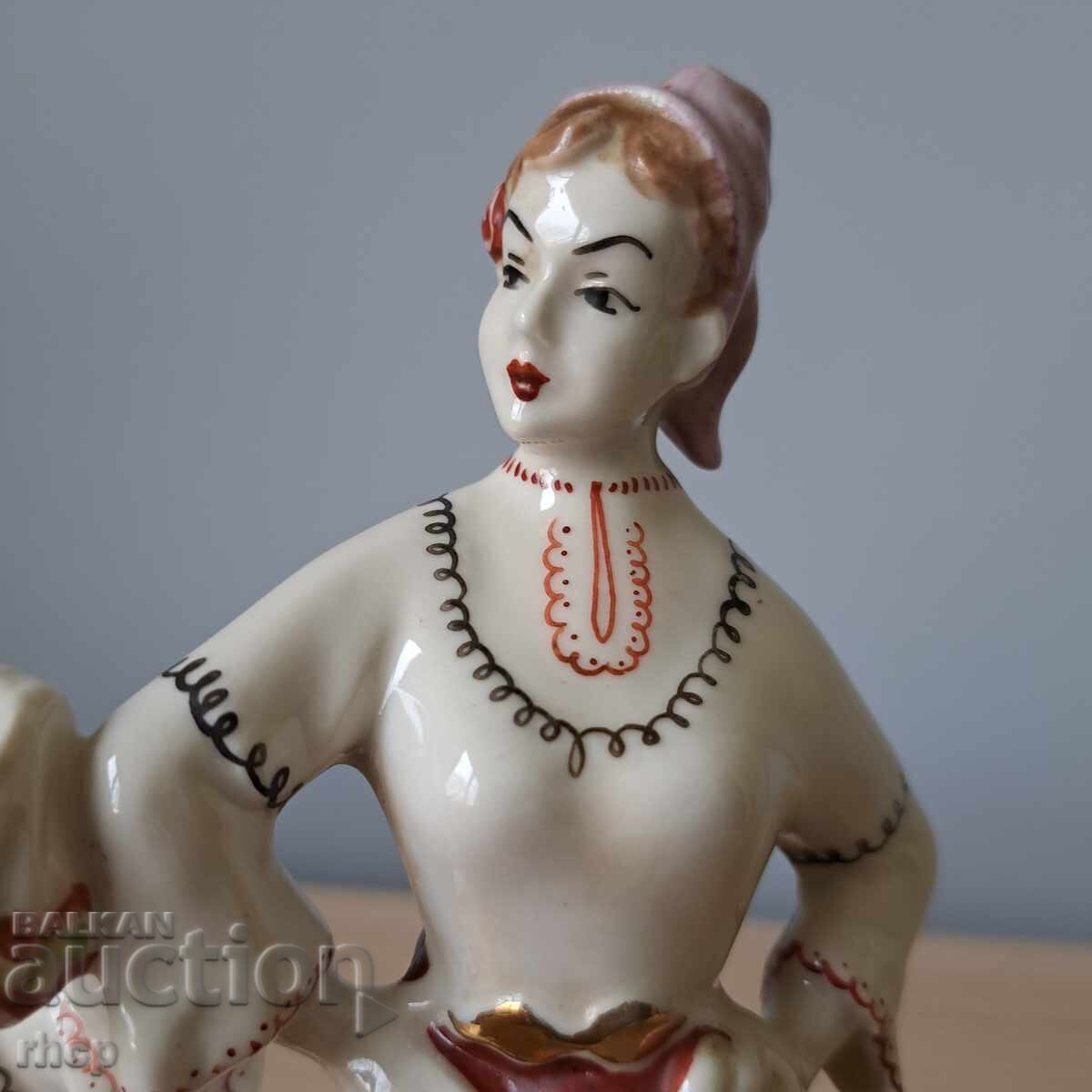 Licitație Figurină de porțelan veche bulgărească, statuetă tineri cu costume populare Licitație Figurină de porțelan veche bulgărească, statuetă tineri cu costume populare