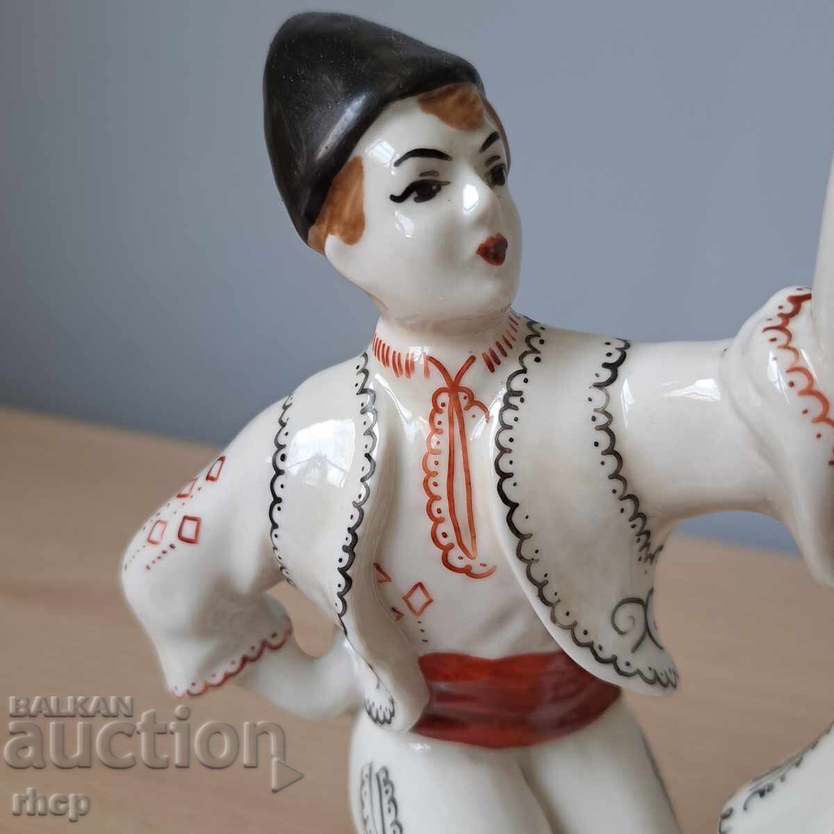 Livrarea Figurină de porțelan veche bulgărească, statuetă tineri cu costume populare Livrarea Figurină de porțelan veche bulgărească, statuetă tineri cu costume populare