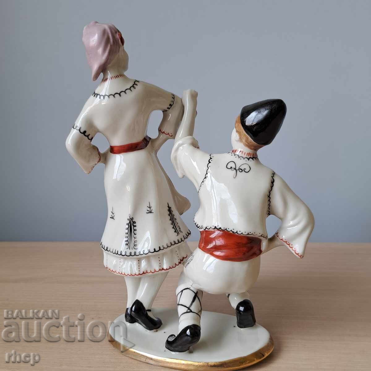 Figurină de porțelan veche bulgărească, statuetă tineri cu costume populare - 6 Figurină de porțelan veche bulgărească, statuetă tineri cu costume populare - 6