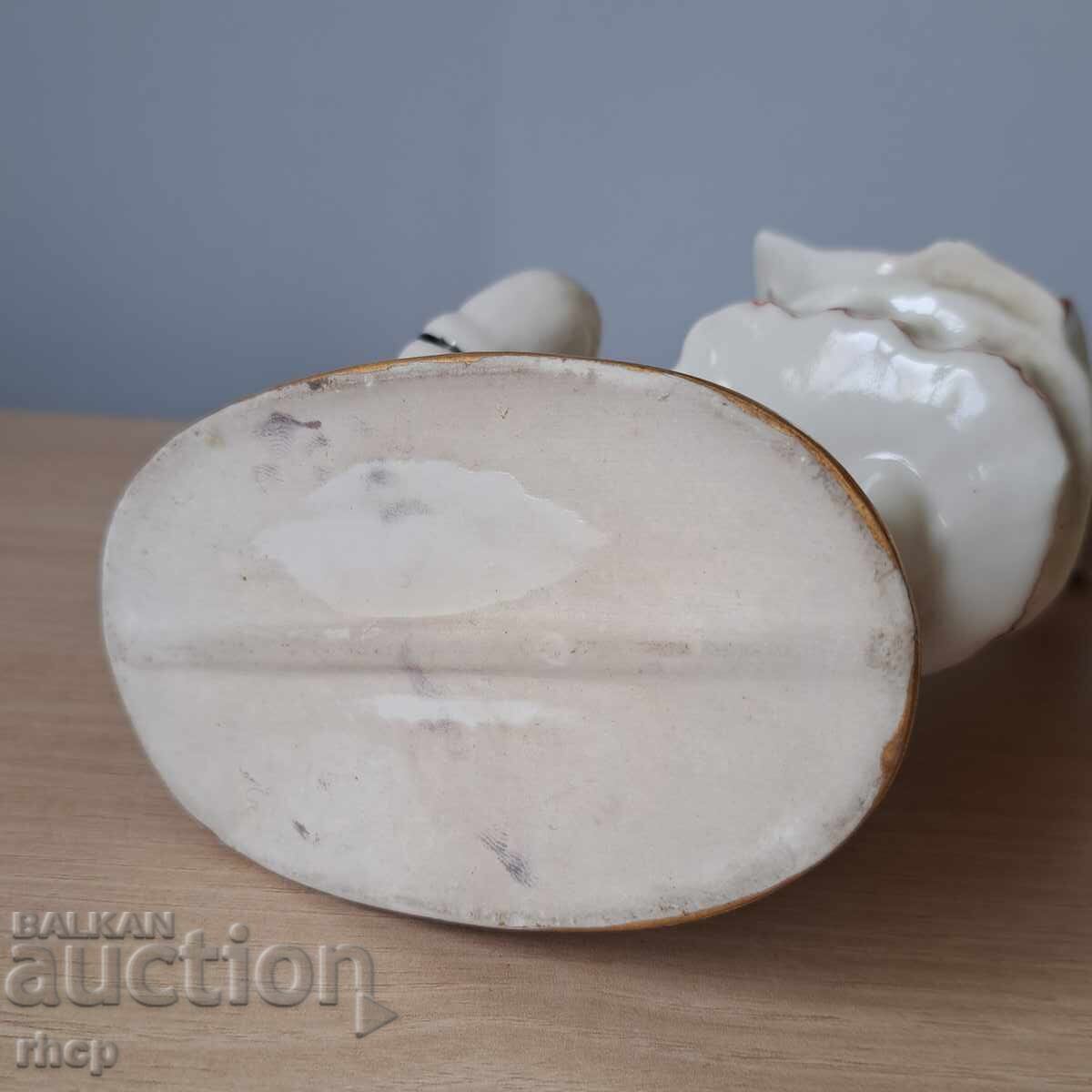 Figurină de porțelan veche bulgărească, statuetă tineri cu costume populare - 7 Figurină de porțelan veche bulgărească, statuetă tineri cu costume populare - 7