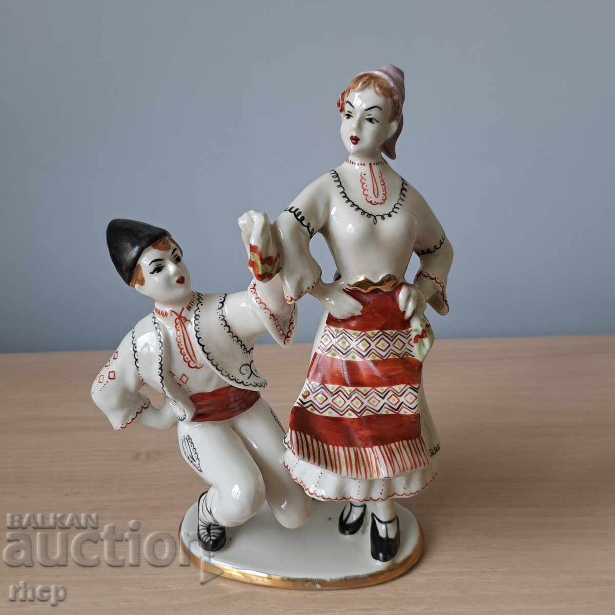 Figurină de porțelan veche bulgărească, statuetă tineri cu costume populare Figurină de porțelan veche bulgărească, statuetă tineri cu costume populare