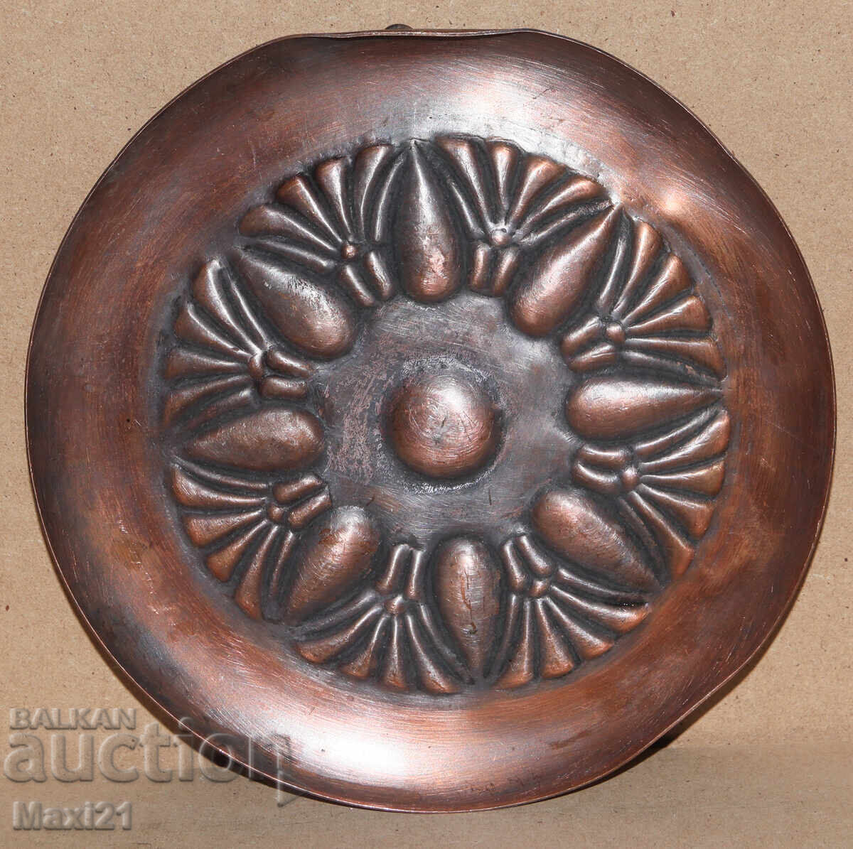 Χειροποίητο χάλκινο διακοσμητικό πιάτο τοίχου με τιμή 200.00 BGN | € 102.26