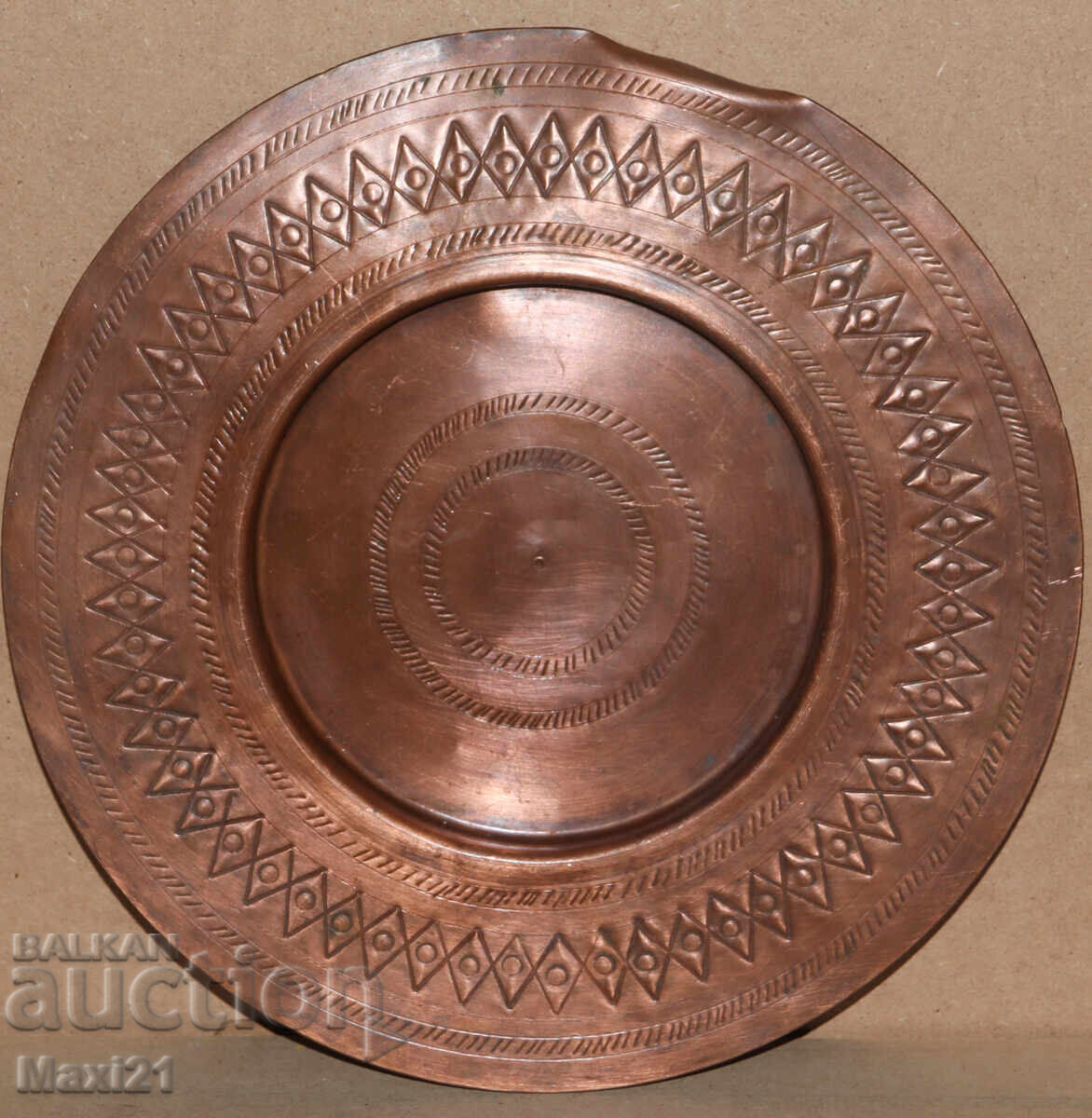 Tavă de cupru veche, lucrată manual, farfurie, decorațiune cu preț 200.00 BGN | € 102.26 Tavă de cupru veche, lucrată manual, farfurie, decorațiune cu preț 200.00 BGN | € 102.26