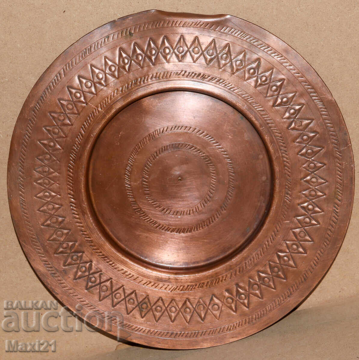 Licitație Tavă de cupru veche, lucrată manual, farfurie, decorațiune Licitație Tavă de cupru veche, lucrată manual, farfurie, decorațiune