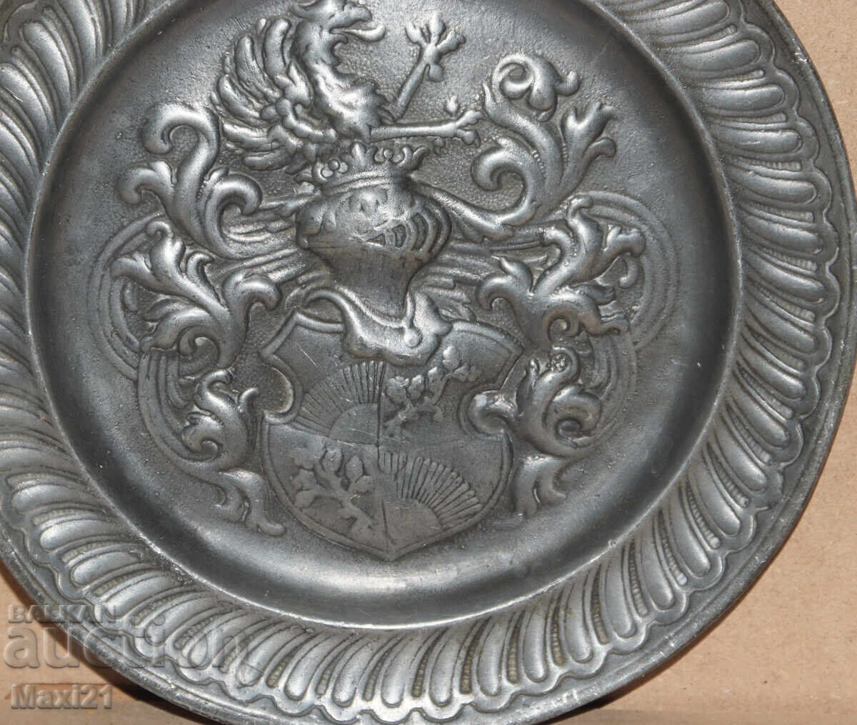 Доставка на Стара ръчно изработена декоративна чиния