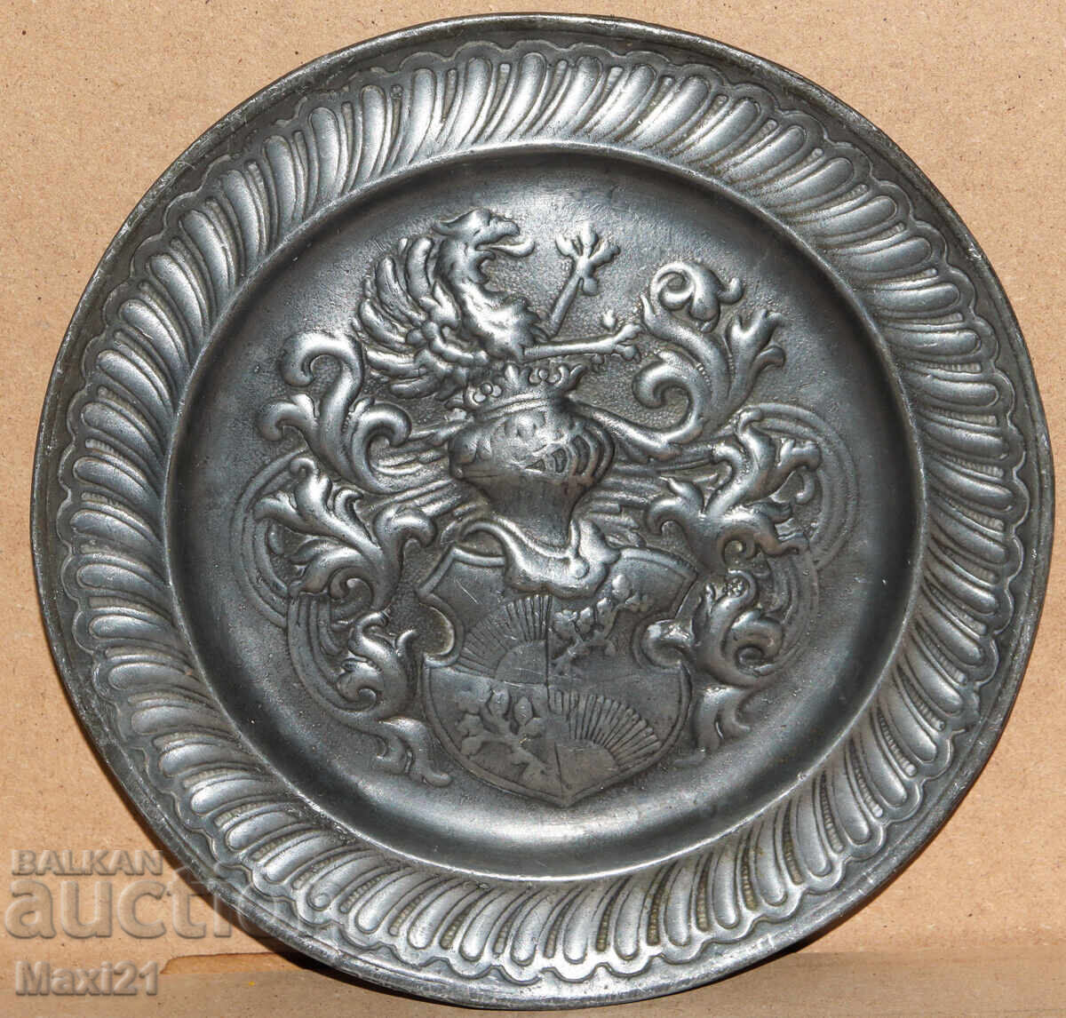 Стара ръчно изработена декоративна чиния