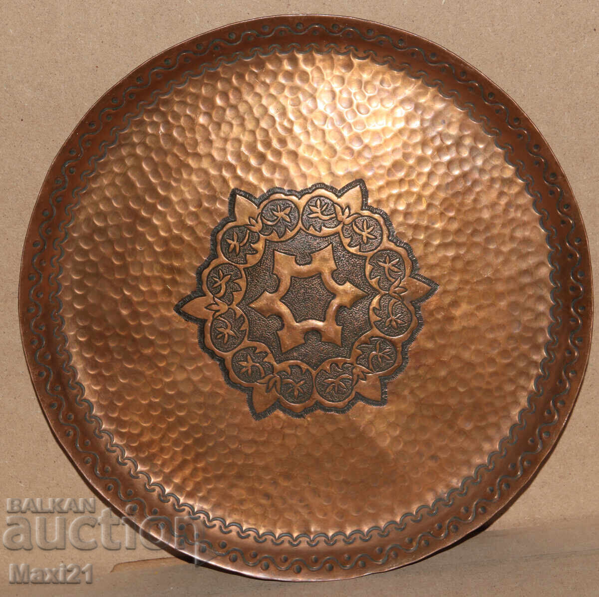 Tavă de cupru veche, lucrată manual, farfurie, decorațiune cu preț 240.00 BGN | € 122.71 Tavă de cupru veche, lucrată manual, farfurie, decorațiune cu preț 240.00 BGN | € 122.71