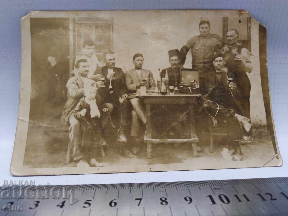 ЦАРСКА СНИМКА,маса,вино и ракия,фес,грамофон с цена 15.00 лв. | € 7.67