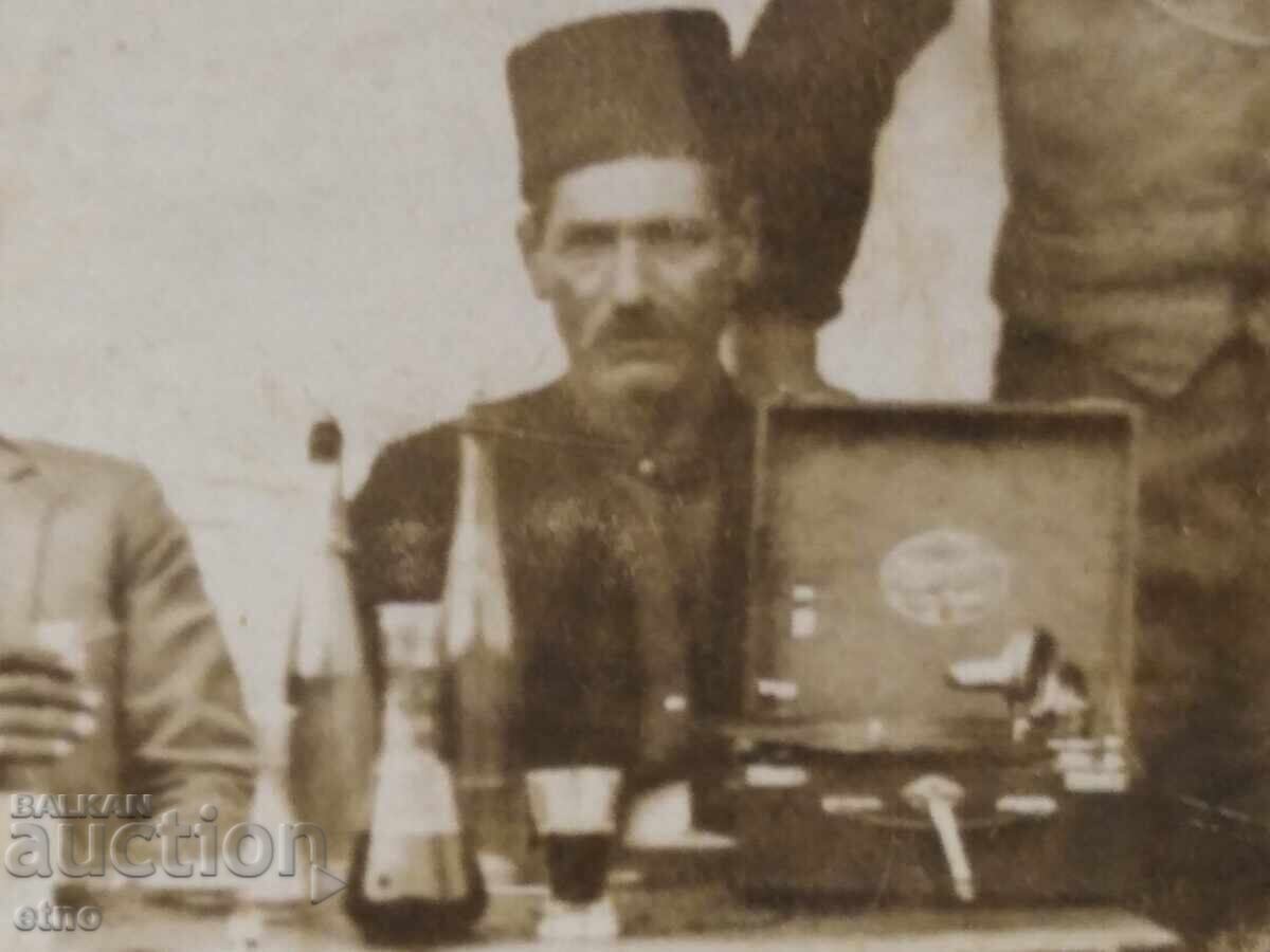 Аукцион ЦАРСКА СНИМКА,маса,вино и ракия,фес,грамофон