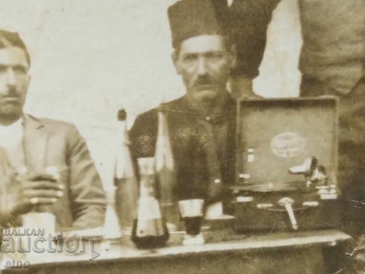 Доставка на ЦАРСКА СНИМКА,маса,вино и ракия,фес,грамофон