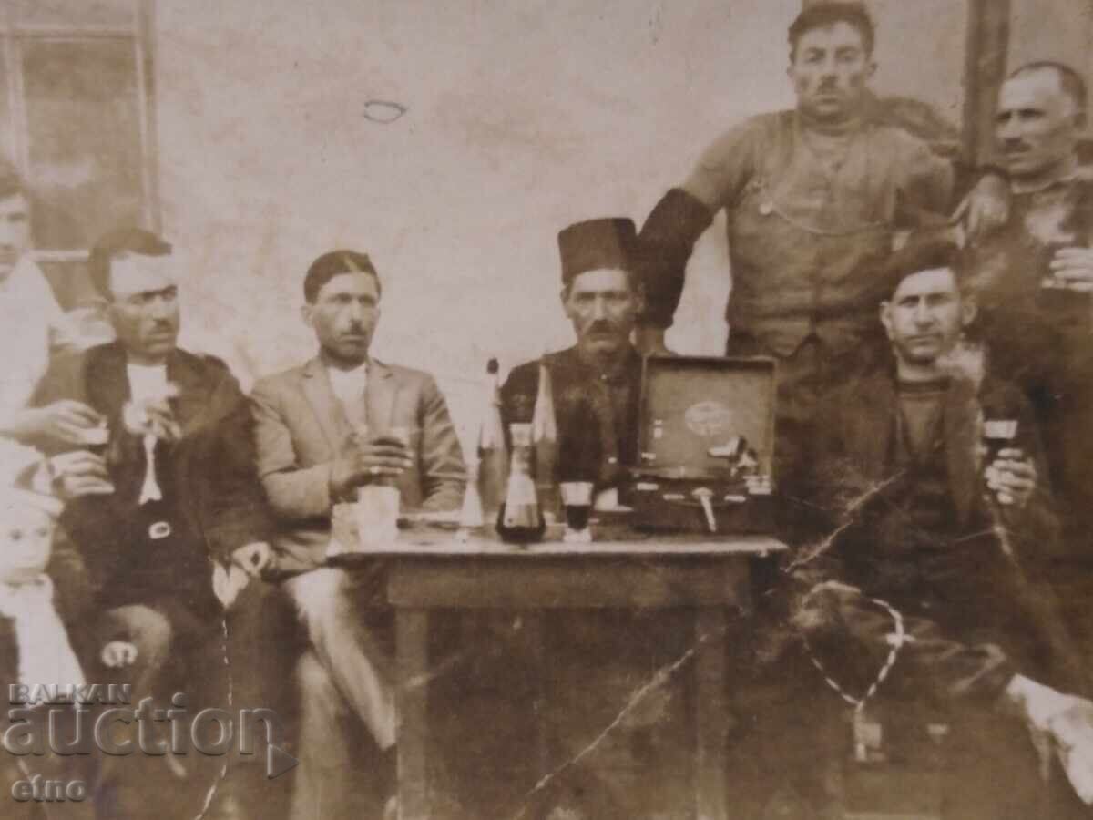 ЦАРСКА СНИМКА,маса,вино и ракия,фес,грамофон