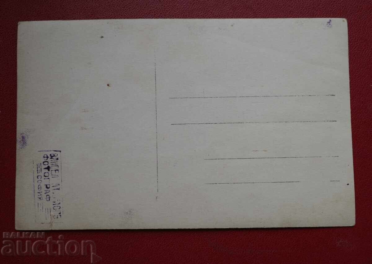 Жена в традициона носия с цена 5.00 лв. | € 2.56