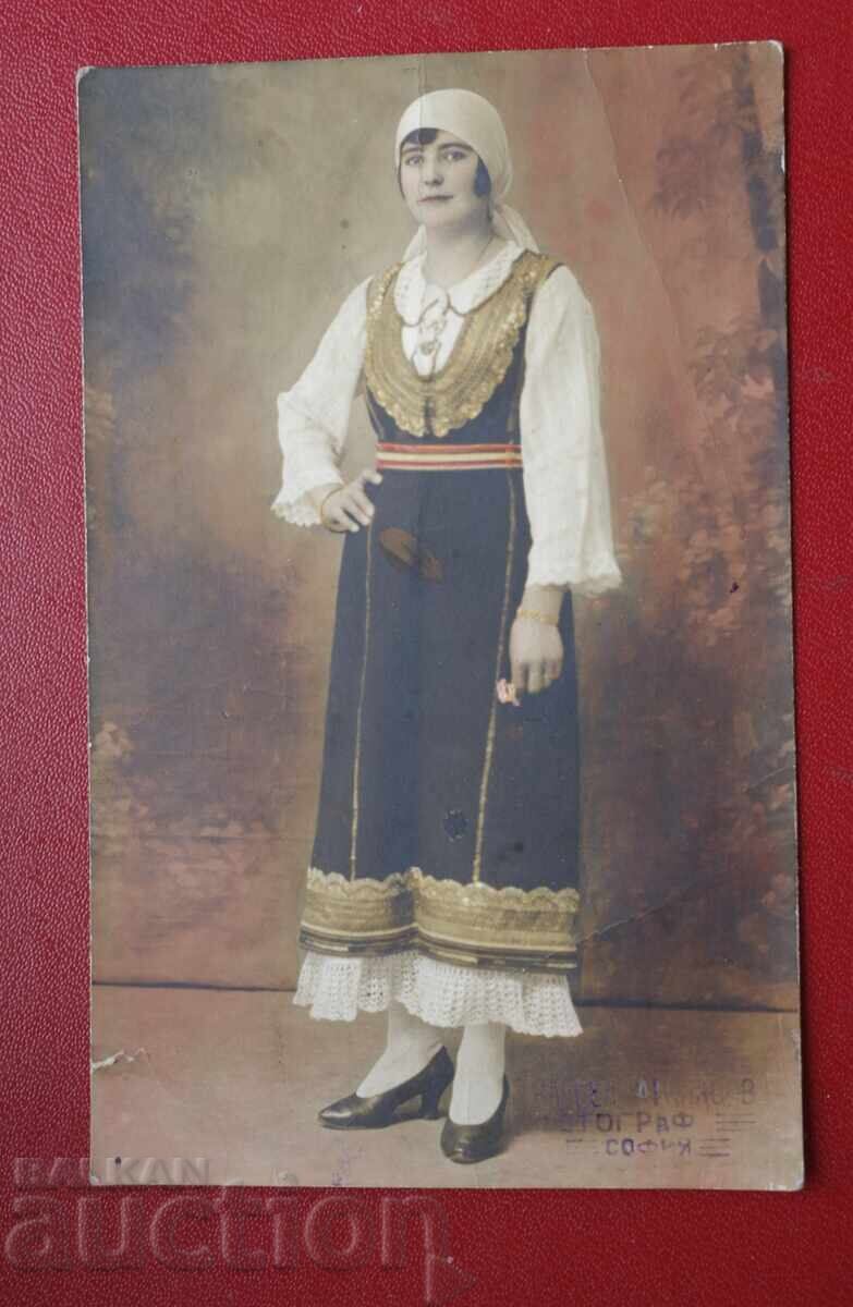 Жена в традициона носия