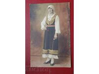 Femeie în costum tradițional