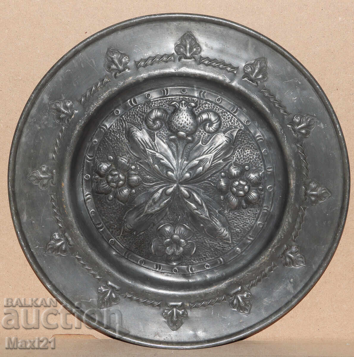 Стара ръчно изработена декоративна чиния с цена 250.00 лв. | € 127.82