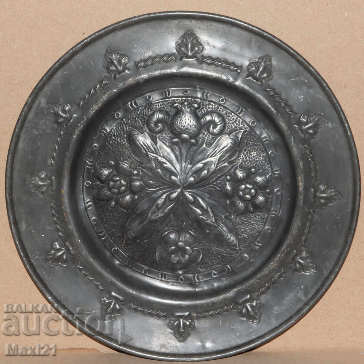 Аукцион Стара ръчно изработена декоративна чиния