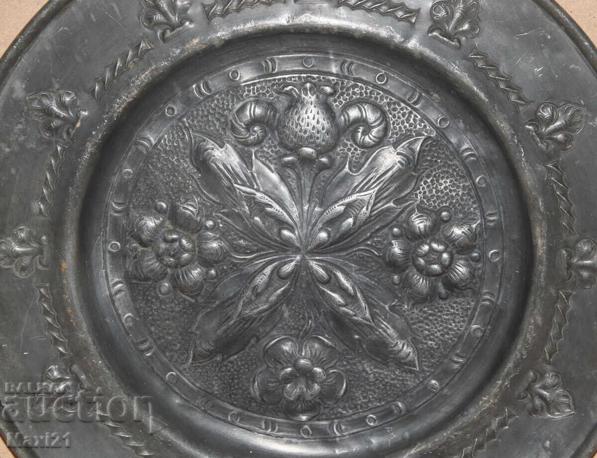 Доставка на Стара ръчно изработена декоративна чиния