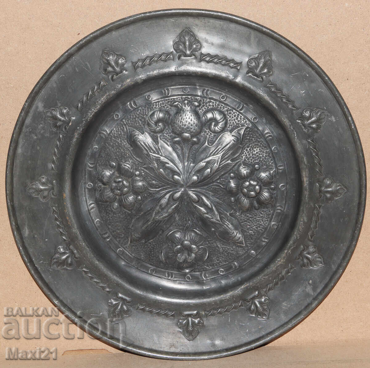 Стара ръчно изработена декоративна чиния