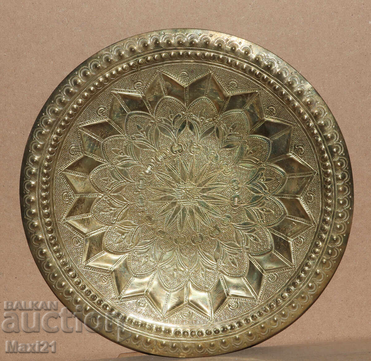 Παλιό ορειχάλκινο διακοσμητικό δίσκος διακόσμηση με τιμή 250.00 BGN | € 127.82 Παλιό ορειχάλκινο διακοσμητικό δίσκος διακόσμηση με τιμή 250.00 BGN | € 127.82