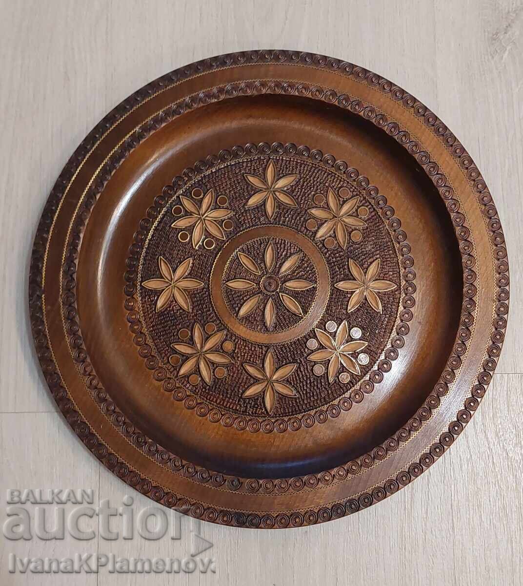 Παράδοση Πίνακας ξύλινος με ένθετα ορείχαλκου για γνώστες 26εκ άριστος