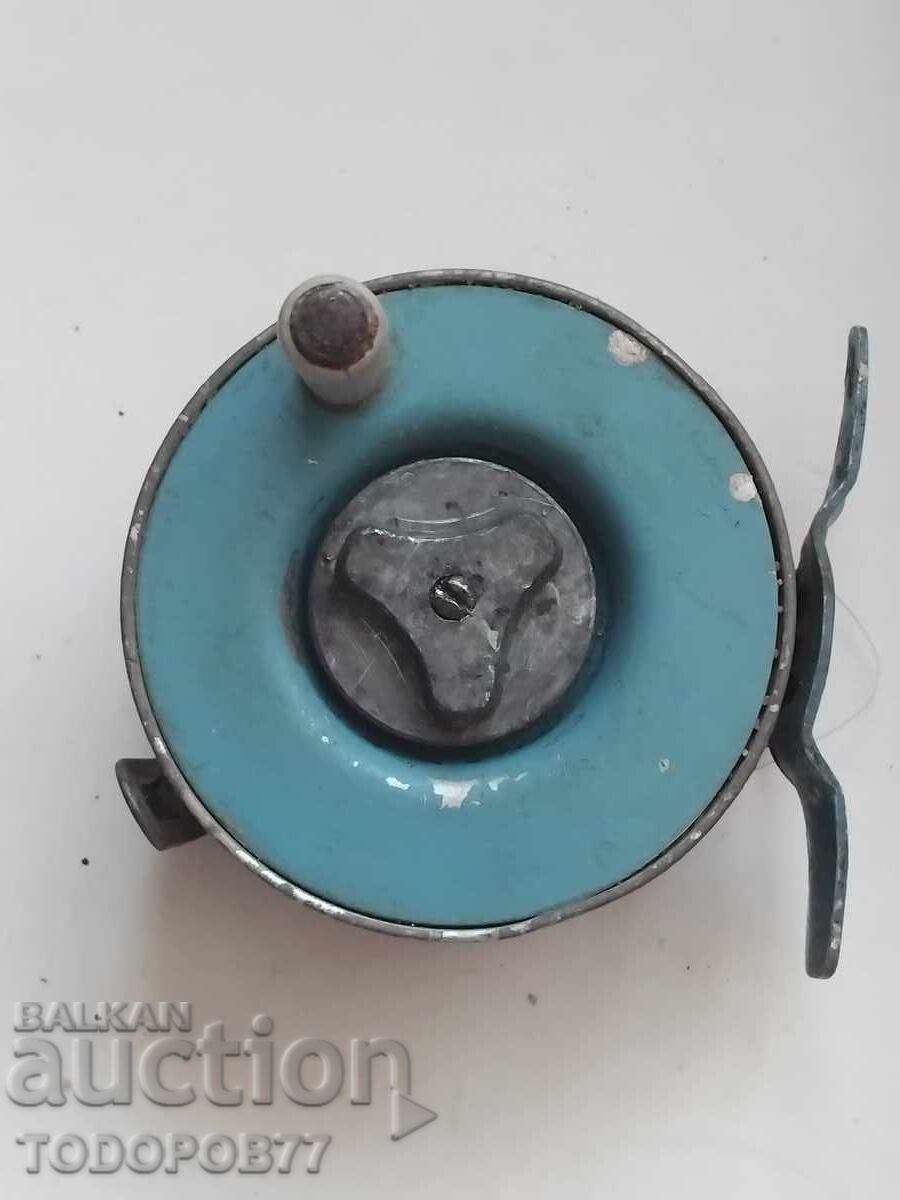 Old fishing reel with price 3.50 BGN | € 1.79 Old fishing reel with price 3.50 BGN | € 1.79