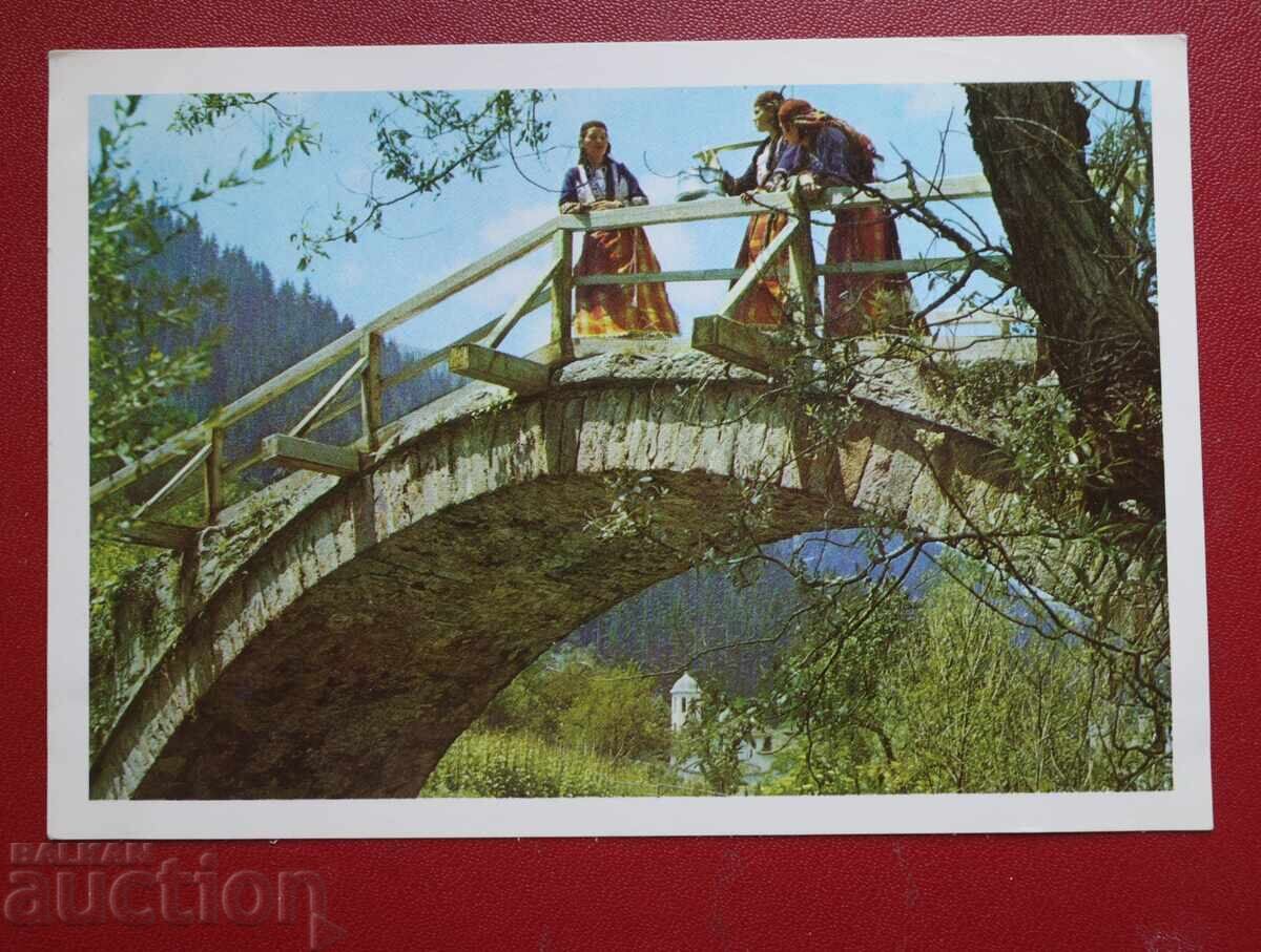 Γυναίκες σε Παραδοσιακές Φορεσιές