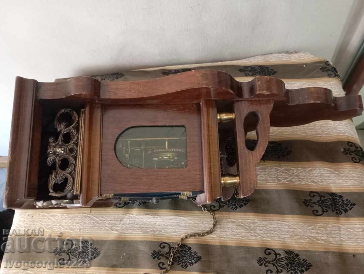 Delivery of Old wall clock