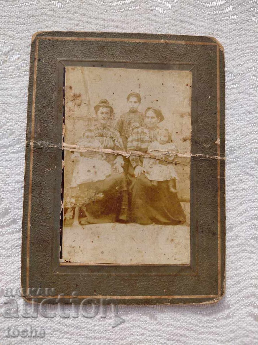 Παλιά φωτογραφία σε χαρτόνι. BZC