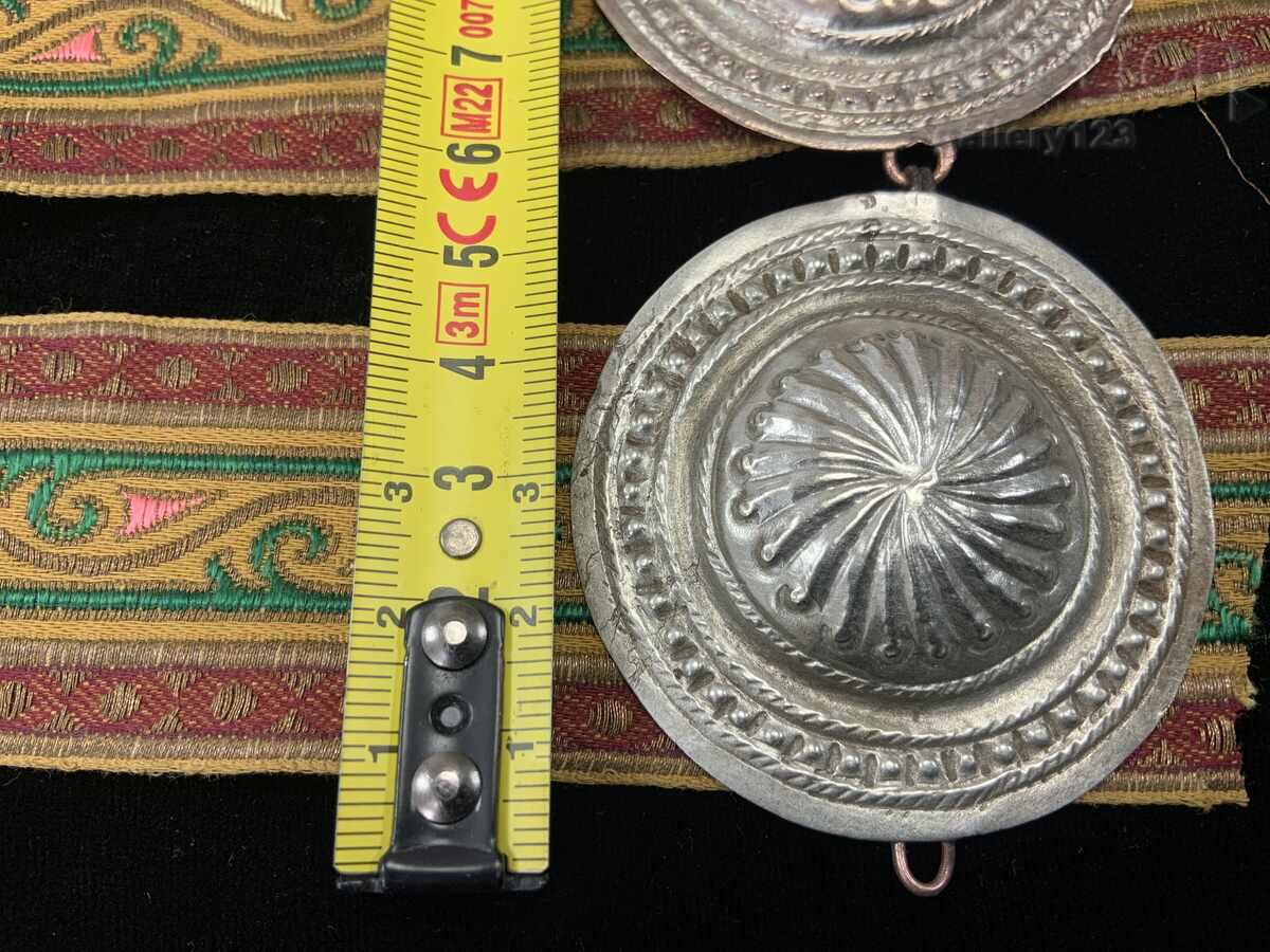Revival-era silver paftas (ornamental belt buckles) and a belt with goldwork embroidery and textile - 6 Revival-era silver paftas (ornamental belt buckles) and a belt with goldwork embroidery and textile - 6