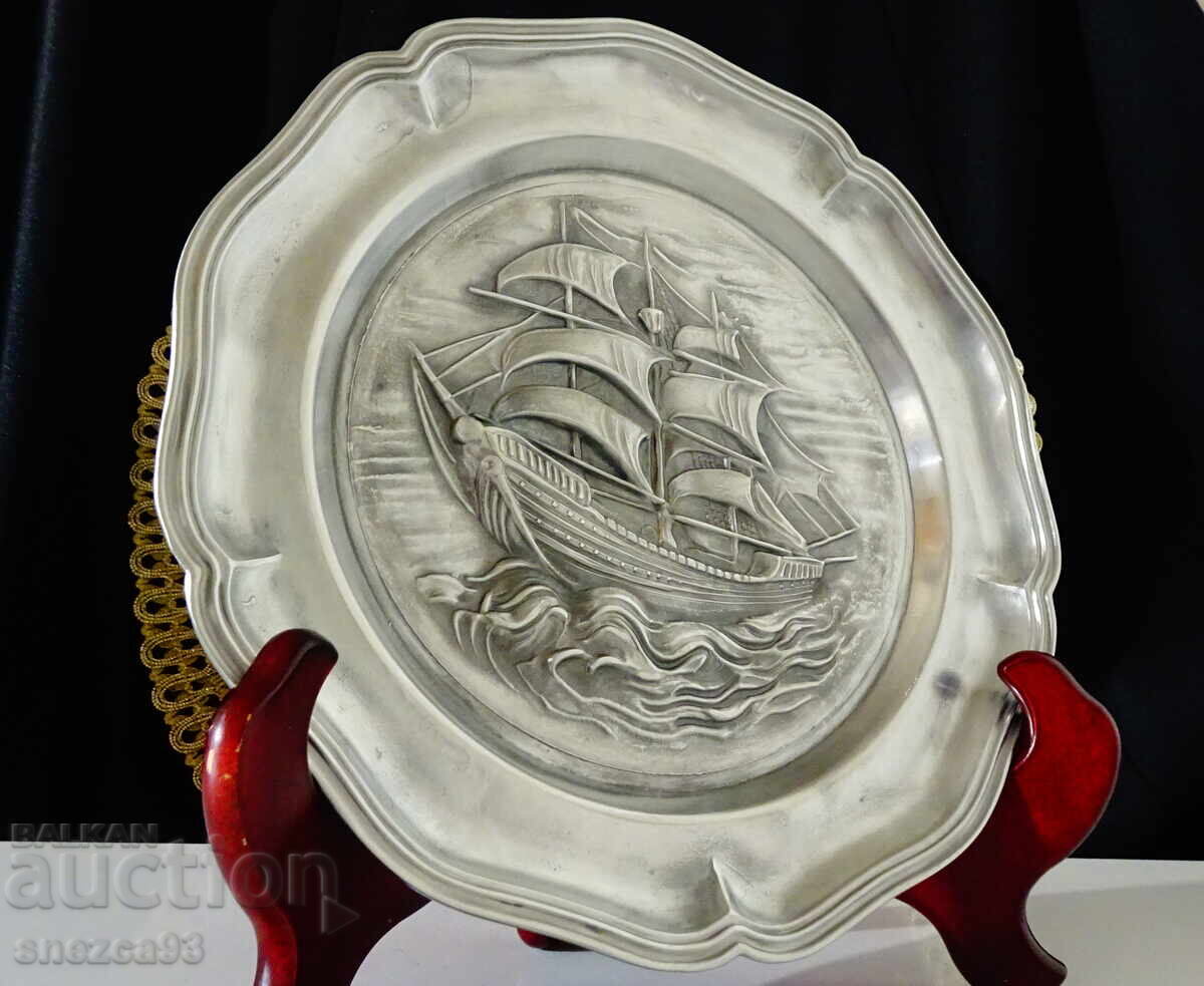 Farfurie de staniu cu Navă, Veler cu preț 36.00 BGN | € 18.41 Farfurie de staniu cu Navă, Veler cu preț 36.00 BGN | € 18.41