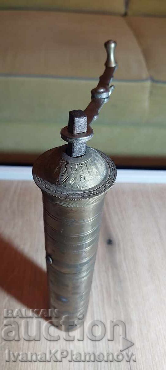 Moară de bronz pentru cunoscători cu preț 34.00 BGN | € 17.38