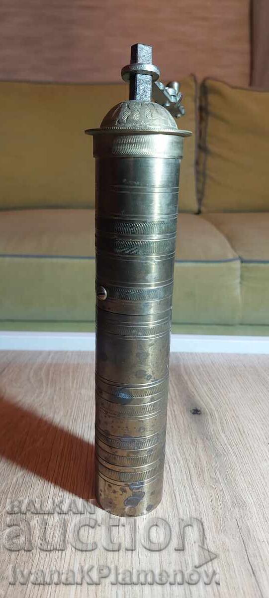 Auction  Bronze grinder for connoisseurs