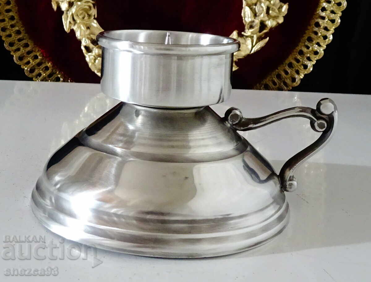 Доставка на Калаен свещник с дръжка.