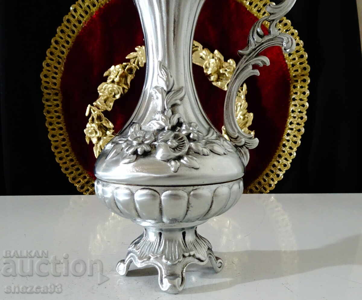 Καλαίσθητη κανάτα, ανάγλυφα λουλούδια, μπαρόκ, ροκοκό με τιμή 99.00 BGN | € 50.62 Καλαίσθητη κανάτα, ανάγλυφα λουλούδια, μπαρόκ, ροκοκό με τιμή 99.00 BGN | € 50.62