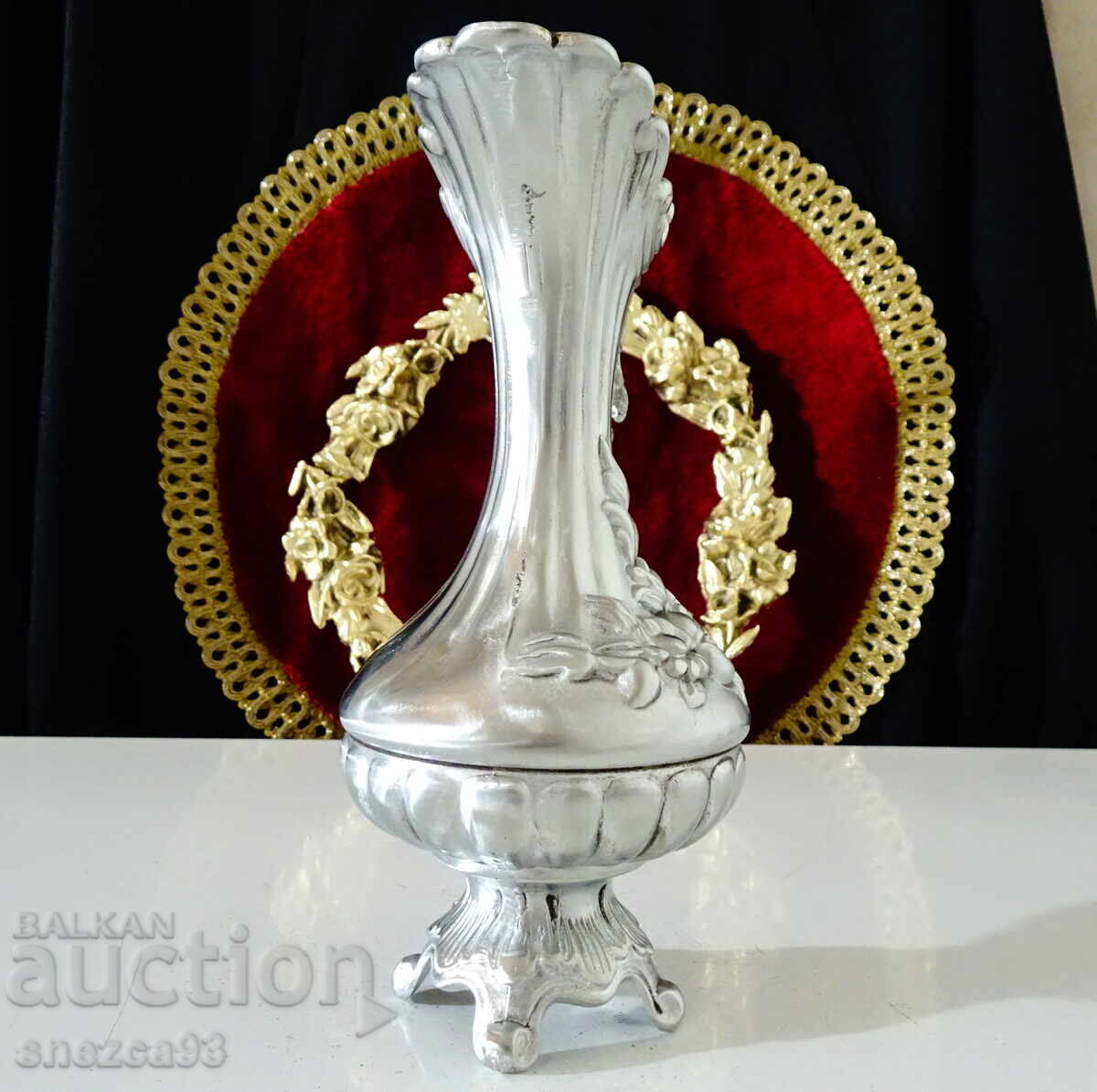 Παράδοση Καλαίσθητη κανάτα, ανάγλυφα λουλούδια, μπαρόκ, ροκοκό Παράδοση Καλαίσθητη κανάτα, ανάγλυφα λουλούδια, μπαρόκ, ροκοκό