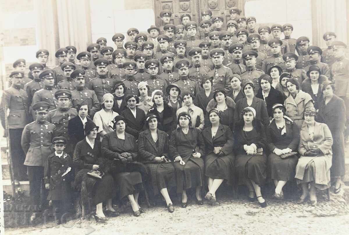 Delivery of OFFICER OFFICER MEDAL ORDER LARGE MILITARY PHOTO CARDBOARD