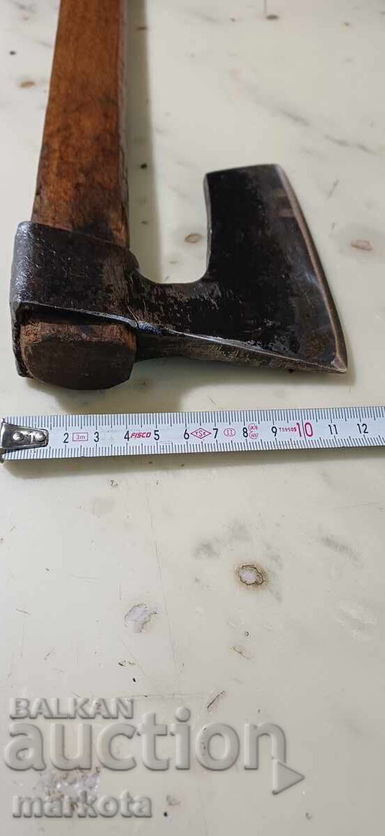 Licitație Topor vechi forjat pentru cioplit crengi Licitație Topor vechi forjat pentru cioplit crengi