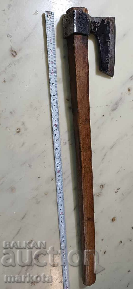 Livrarea Topor vechi forjat pentru cioplit crengi Livrarea Topor vechi forjat pentru cioplit crengi