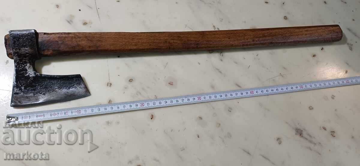 Παλιά σφυρήλατη τσεκούρα για κλάδεμα κλαδιών