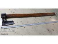 Παλιά σφυρήλατη τσεκούρα για κλάδεμα κλαδιών