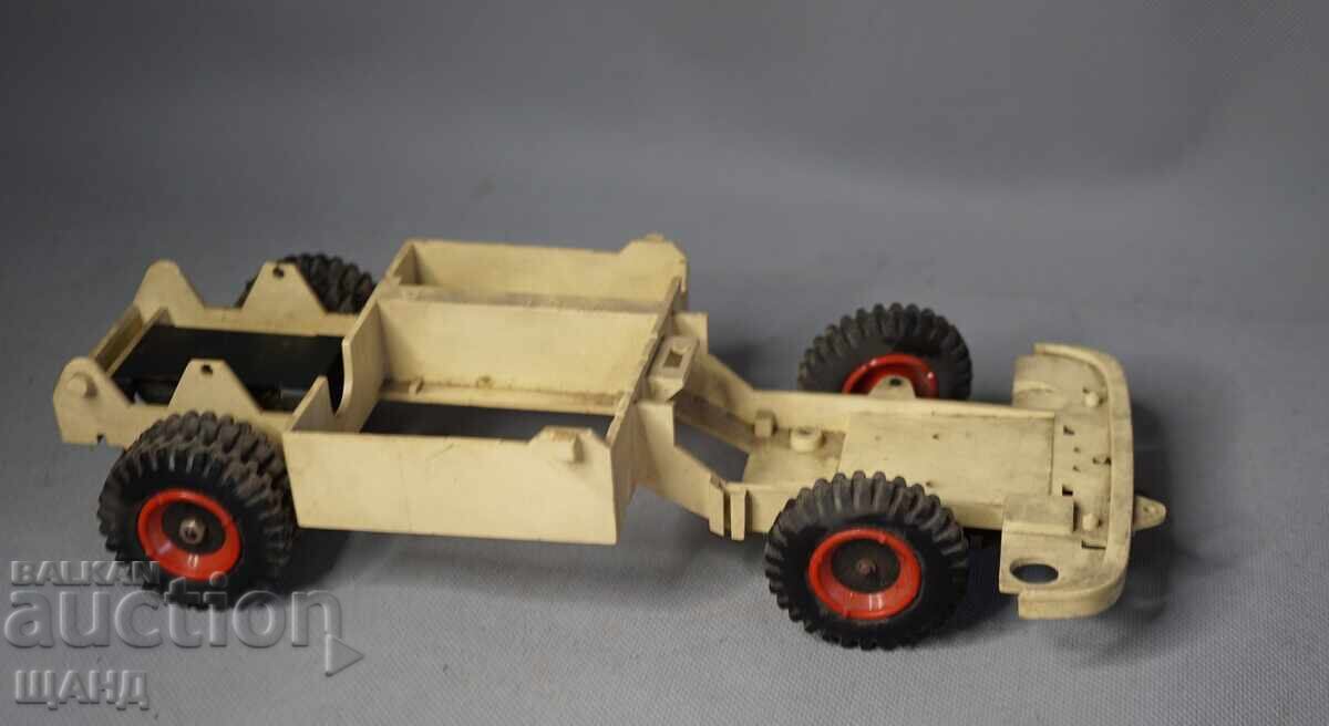 PIKO Șasiu cu roți Jucărie veche din plastic model camion cu preț 10.35 BGN | € 5.29