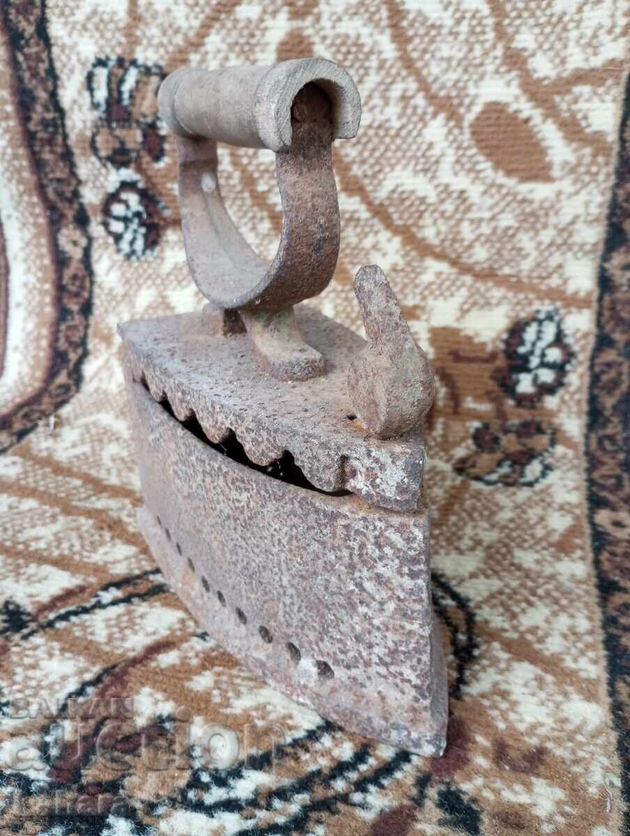 Fier de metal antic cu preț 32.00 BGN | € 16.36