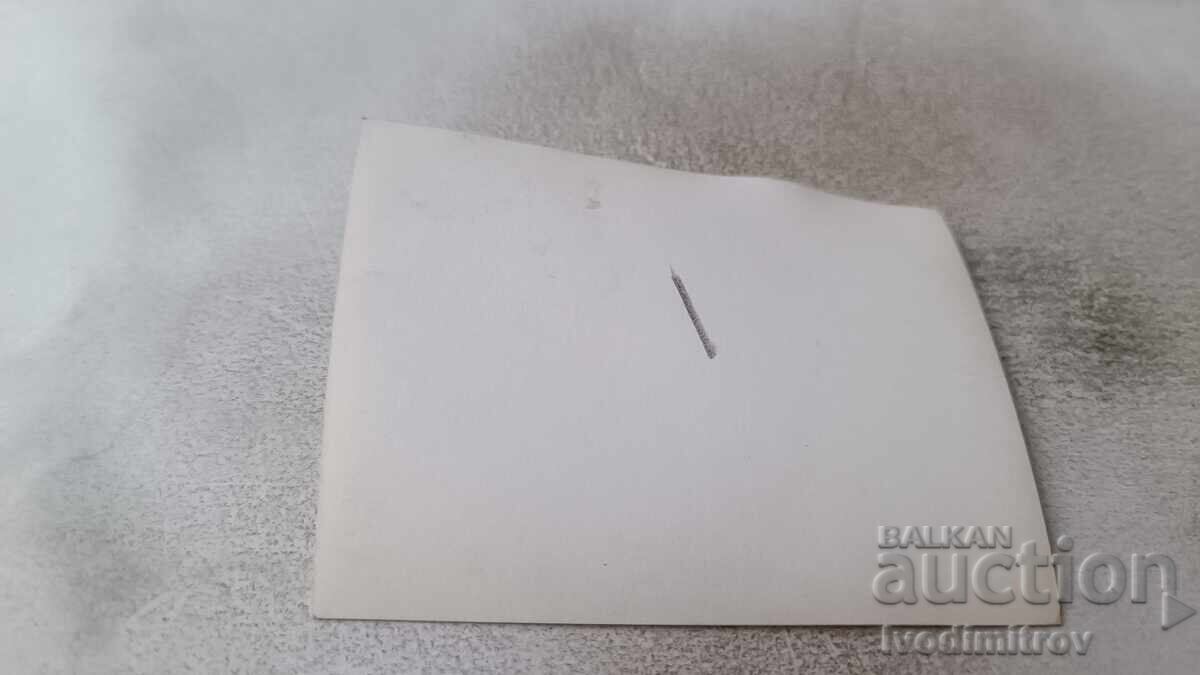 Foto Tinere bărbați și femei cu preț 1.65 BGN | € 0.84