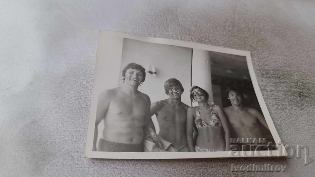 Foto Tinere bărbați și femei