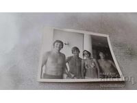 Foto Tinere bărbați și femei