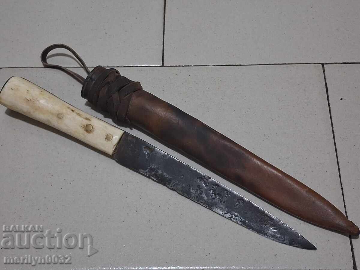 Cuțit vechi cu teacă, mâner din os, pumnal, lamă, aculac cu preț 99.90 BGN | € 51.08