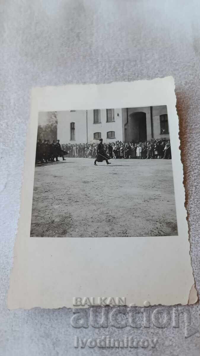 Снимка Военни на парад на площада Снимка Военни на парад на площада